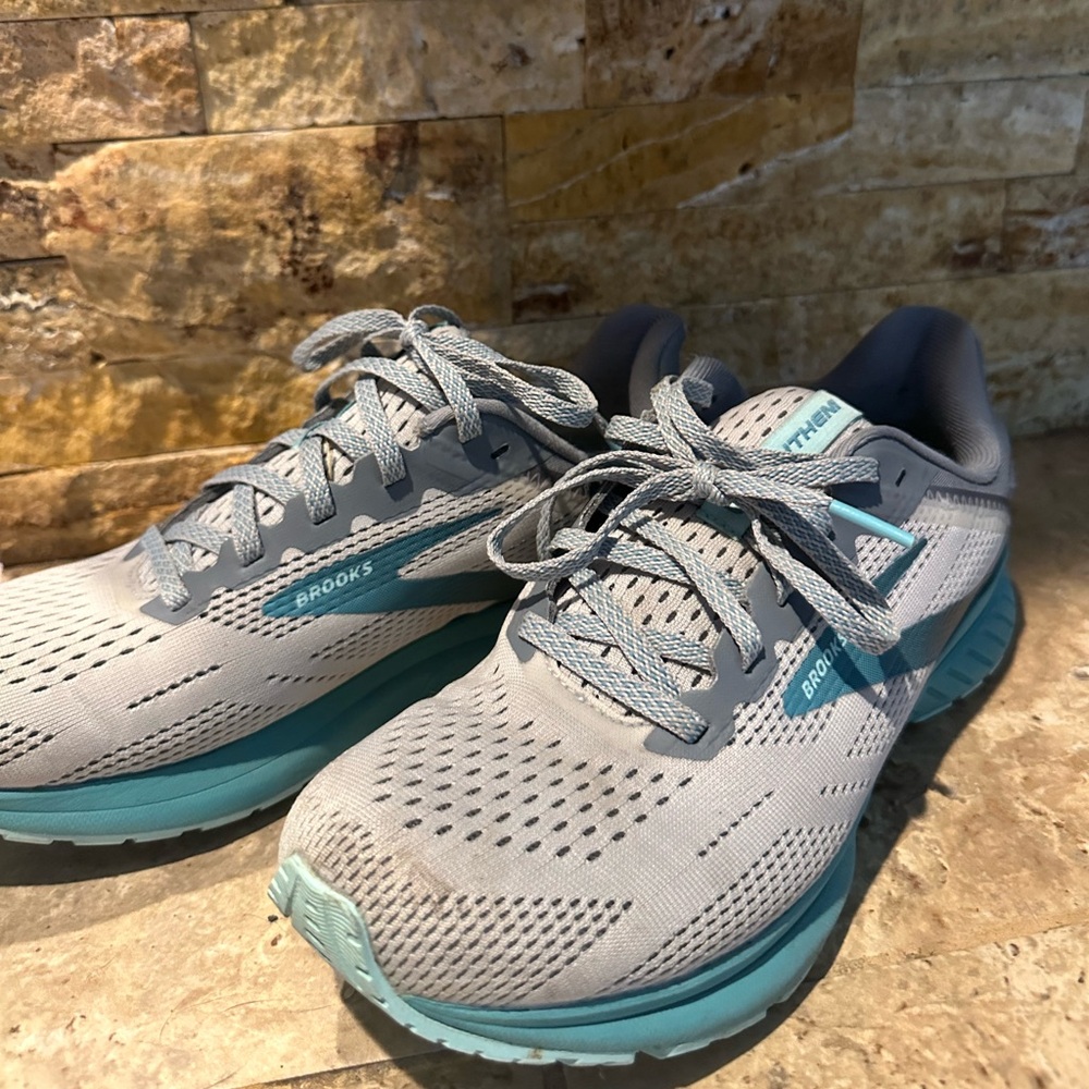 brooks sneakers sz 7
